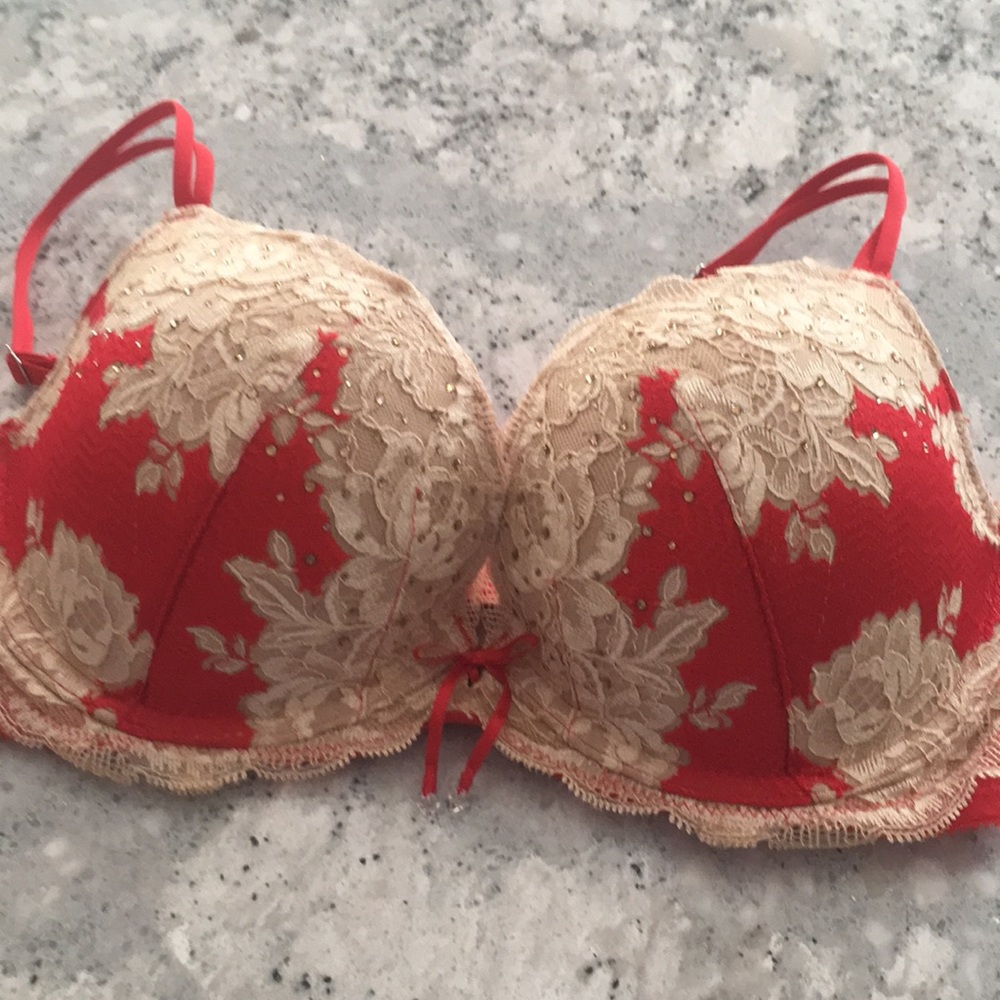 Victoria’s Secret Push up Bra. Never worn!